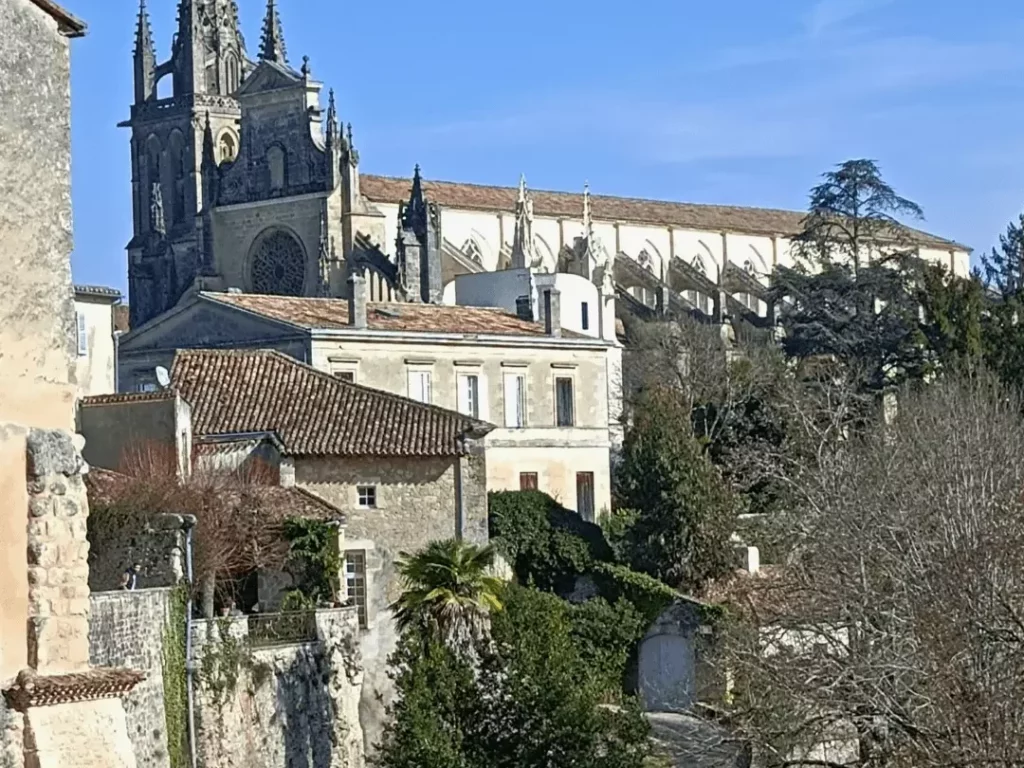Bazas et sa cathédrale. Une visite incontournable à 10 minutes de l'Escale Sud Gironde.