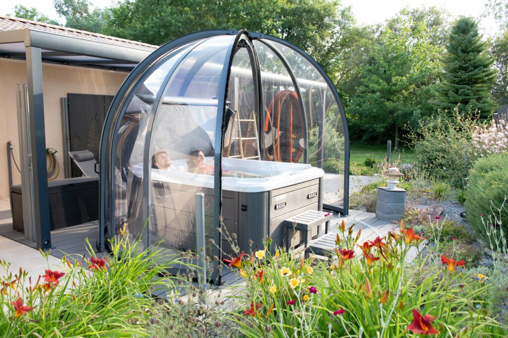 Couple profitant d’un moment calme dans le jardin à l’Escale Sud Gironde