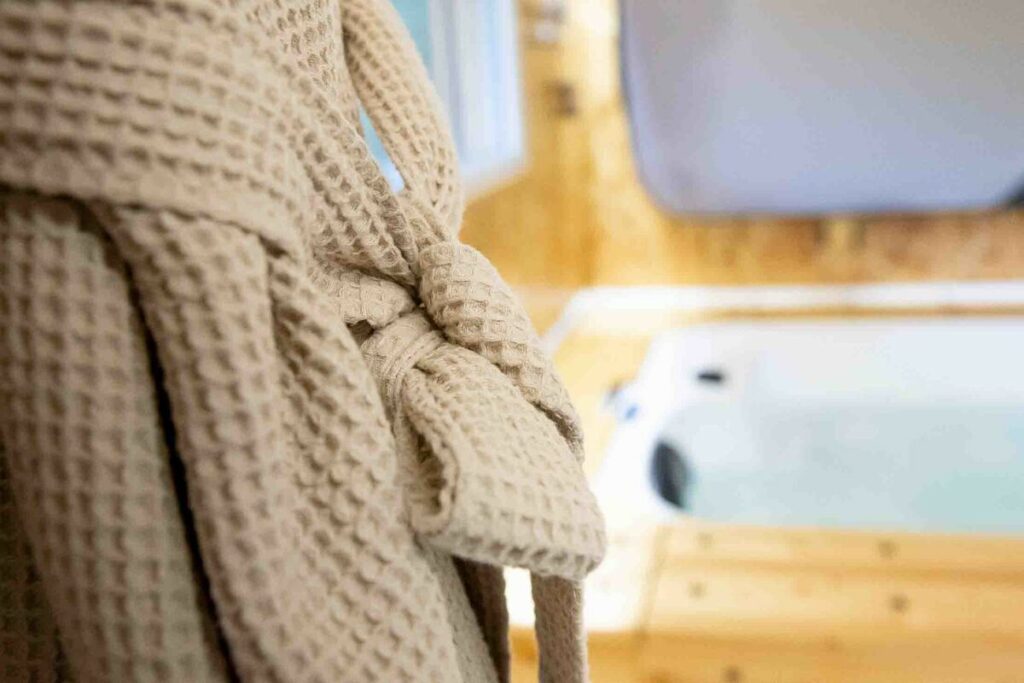Peignoirs dans un gîte avec spa privatif à L’Escale Sud Gironde
