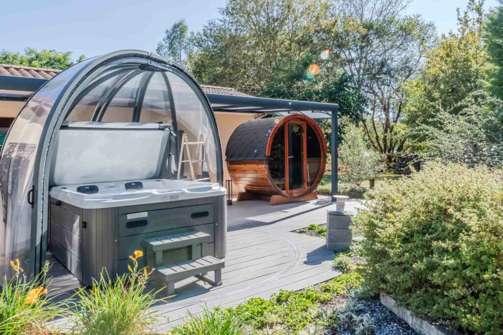 jacuzzi privatif sous un dôme ouvert à l'Escale Sud Gironde près de Bordeaux